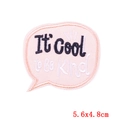Detail eines rosa bestickten Aufnähers 'It's Cool to Be Kind' für DIY-Kleidung - It's Cool to Be Kind Slogan (PE6601CT)