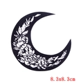 Écusson brodé croissant de lune avec motifs de pivoines en noir et blanc - Style Croissant de Lune Floral Pivoine (PE6595CT)