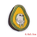 Cartoon Avocado Stickerei Aufnäher mit weißer Figur, 6.8x5.5cm DIY Kleidung Patch - Avocado Mit Sitzender Cartoon Figur (PE5128CT)