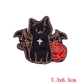 Detailansicht eines schwarzen Katzen-Stickpatches mit Fledermausflügeln, 7.3x6.5cm - Geflügelte Schwarze Katze Rose (PE6629CT) / Aufnäher mit Kleberückseite