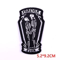 Parche bordado calavera gótica diseño forever para decorar ropa medida 5.2x9.2cm - Estilo Pareja De Esqueletos En Ataúd (PE7017CT)