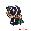 Toppa bara gotica ricamata con testo Save Yourself e croce, misura 5,4x7,2cm - Bara Nera Croce SAVE YOURSELF (PE6715CT)