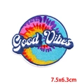 Détail macro de l'écusson brodé Good Vibes tie-dye 7,5x6,3cm avec bordure blanche fine - Écusson à Support Adhésif / Good Vibes Tie Dye (PE6727CT)