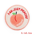 Primer plano de parche bordado de durazno con texto I AM JUST PEACHY y bordes blancos - Patrón de Durazno Rosa Naranja (PE6136CT)