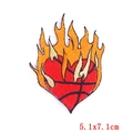 Detail eines Herz-Basketball-Flammen-Aufnähers mit präziser Stickerei 5,1x7,1cm - Aufnäher mit Kleberückseite / Flamme Basketball Herz (PE6500CT)