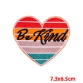 Detail eines Be Kind Herz-Stickerei-Aufnähers mit bunten Streifen in der Größe 7.3x6.5cm - Aufnäher mit Kleberückseite / Gestreiftes Textherz (PE6704CT)