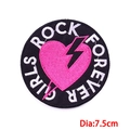 7,5 cm runder Girls Rock Forever Stickaufnäher mit rosa Herz und Blitzmotiv - Aufnäher mit Kleberückseite / Rock Text Kreis (PE6793CT)