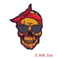 Écusson crâne brodé avec bandana rouge et lunettes, taille 5.8x8.2cm pour vêtements DIY - Crâne avec Bandana (PE6562CT)