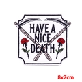 Gotischer Stickaufnäher mit 'HAVE A NICE DEATH' Text, Sensen und roten Rosen, Größe 8x7cm - Heißschmelzkleber / HAVE A NICE DEATH Sensenmann Rose Schild Stil (PE6822CT)