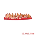 Detaillierte Nahaufnahme eines roten Flammen-Stickpatches mit weiß-gelben Stickereien - Flammenmuster (PE1806CT)