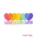 Écusson brodé cœur arc-en-ciel avec texte Love Is Love, 11x4.5cm pour vêtements - Style l'Amour Gagne (PE6352CT)