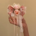 Vue détaillée d'une pince à cheveux à nœud en dentelle rose avec roses et perles - Pinces à cheveux bec de canard / 1 Pièce / Rose