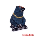 Stoere DJ-beer geborduurde patch met blauwe textuur en rode zonnebril 5.5x7.6cm - DJ Beer Mengtafel Stijl (PE6841CT)