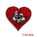 Patch brodé œil réaliste en cœur rouge pour décoration DIY sacs et vêtements 7,7x7,4cm - Style Œil Dans le Cœur (PE7200CT)