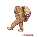 Bigfoot met kleurrijke burger geborduurde patch voor DIY kleding, maat 7,5x8,3 cm - Sasquatch Draagt Burger Stijl (PE6886CT)