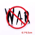Bestickter 'NO WAR' Aufnäher mit Antikriegs-Symbol und roten Details, Größe 6,1x6,5cm - Anti-Kriegs-Logo Tropfenbuchstabenmuster (PE6973CT)