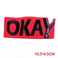 Κεντητό επίραμμα 'OKAY' με σχέδιο φερμουάρ σε κόκκινο ύφασμα για ρούχα, 10.5x4.5cm - Okay Zipper (PE6981CT)