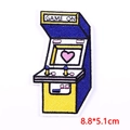 Dettaglio macro della toppa ricamata arcade con testo GAME ON, misura 8.8x5.1cm - Arcade (PE6965CT)