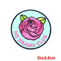 Dettaglio di toppa ricamata rosa con scritta No Drama Club e bordo blu scuro - Rosa (PE7089CT)