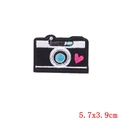 Patch ricamata a forma di fotocamera con cuore rosa misure 5,7x3,9cm termoadesiva - Stile Fotocamera (PE0688CT)