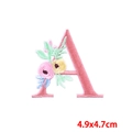 Detail van roze geborduurde letter A patch met bloemmotieven en groene bladeren - Letter A (PE7615CT-A)