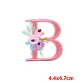 Macro-opname van geborduurde roze letter B patch met paarse bloemen voor DIY kleding - Letter B (PE7615CT-B)