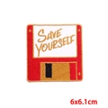 Détail du patch brodé disquette rouge avec texte Save Yourself, taille 6x6,1 cm - Style Disquette Save Yourself (PE7388CT)