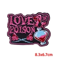 Détail de l'écusson brodé Love Poison avec roses rouges, dimension de 8,3x6,7 cm - Style Love Poison Rose A (PE7621CT)