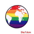 Detailaufnahme des 7,6cm Regenbogen Weltkarte Stickaufnähers mit präziser Verarbeitung - Regenbogen Weltkarte Stil (PE7636CT)