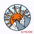 Detalle de parche bordado circular con sol y montaña e indicación de tamaño 8,1cm - Estilo Sol Nube Montaña Personificado (PE7865CT)
