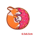 Borduurwerk Corgi hond patch met roze donut, 6,5x6,5cm decoratieve DIY sticker - Corgi En Donut Stijl (PE6816CT)