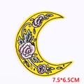 Parche bordado de luna amarilla con rosas florales y hojas en tamaño 7,5x6,5 cm - Estilo Luna Floral con Rosa y Hojas Verdes (PE7886CT)