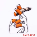 Parche bordado mano con cigarrillo para decoración de ropa DIY, tamaño 8,4x6,4 cm - Estilo Mano Con Cigarrillo (PE7887CT)