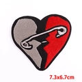 Herz-Stickaufnäher 7,3x6,7cm mit Sicherheitsnadel-Motiv für DIY Kinderbekleidung - Sicherheitsnadel Herz Stich Stil (PE7364CT)