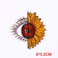 Detalle del parche bordado de ojo de girasol con costuras claras, mide 6x5,5 cm - Estilo Girasol De Ojo (PE7891CT)