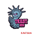 Parche bordado de esqueleto con texto Trust No One para decorar ropa de bricolaje - Estilo Libertad Calavera (PE7895CT)