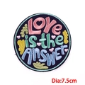 Macro-opname van LOVE IS THE ANSWER geborduurde ronde patch diameter 7,5cm - Blauw Rond Love Stijl (PE7899CT)