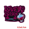 Detalle del parche LOVE POISON con frasco de corazón y rosa, tamaño 8,3x6,7 cm - Estilo Botella De Veneno De Amor Rosa (PE7909CT)