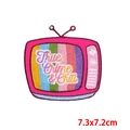 Dettaglio toppa ricamata TV retrò con testo True Crime & Chill, misura 7,3x7,2 cm - Stile Televisore Arcobaleno (PE7933CT)
