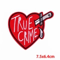 Parche bordado corazón True Crime con daga, aplique térmico de moda, tamaño 7,5x6,4 cm - Estilo Corazón Con Daga True Crime (PE7961CT)