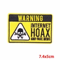Detalle del parche bordado rectangular Warning Internet Hoax con calavera de 7,4x5cm - Estilo Advertencia Hoax (PE8160CT)