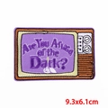 Écusson brodé télé avec texte 'Are You Afraid of the Dark?', taille 9.3x6.1cm - Style TV Are You Afraid Of The Dark (PE8007CT)