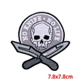 Detalle de parche bordado de calavera de 7,8 cm con texto NO KNIFE NO LIFE para chaquetas - Estilo Calavera Con Cuchillos (PE8374CT)