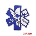 Detalle del parche bordado azul Star of Life con calavera y texto Medic 7x7.4cm - Estilo Médico Táctico (PE8375CT)