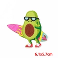 Détail de l'écusson brodé avocat avec lunettes et planche de surf, taille 6.1x5.7cm - Avocat Surfeur (PE8178CT)