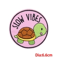 Detalle del parche redondo de tortuga de 6,6 cm con bordado Slow Vibes y borde rosa - Tortuga (PE8283CT)
