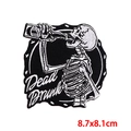 Skelett-Stickerei Aufnäher mit Dead Drunk Schriftzug in Schwarz-Weiß Optik Design - Trinkendes Skelett Stil (PE7206CT)