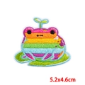 Toppa ricamata a rana arcobaleno con germoglio verde per abbigliamento e borse 5.2x4.6cm - Stile Rana Colore Arcobaleno (PE8707CT)