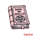 Detailansicht Book of Spells Aufnäher mit Größe 5.6x7cm für DIY-Kleidung Dekorationen - Rosa Zauberbuch (PE8440CT)