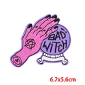 Bad Witch Stickerei Aufnäher mit rosa Hand und lila Zauberkugel, Größe 6,7x5,6cm - Hand mit Kristallkugel (PE8441CT)